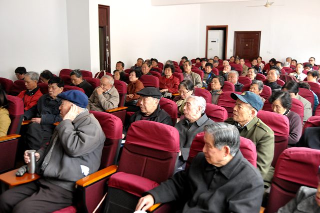 我校举行离退休老同志学习、贯彻“两会”精神报告会
