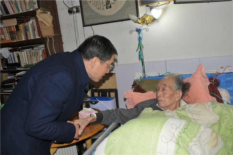 学校领导春节前夕走访慰问老领导、老同志