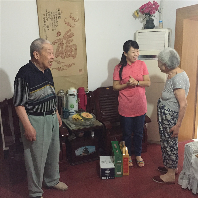 江南大学组织人员走访慰问老党员和困难党员
