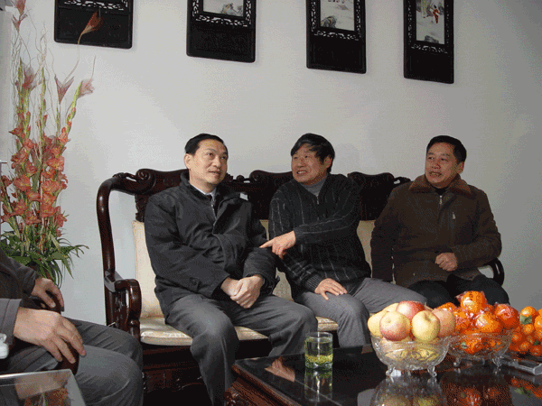 张书记走访慰问老同志