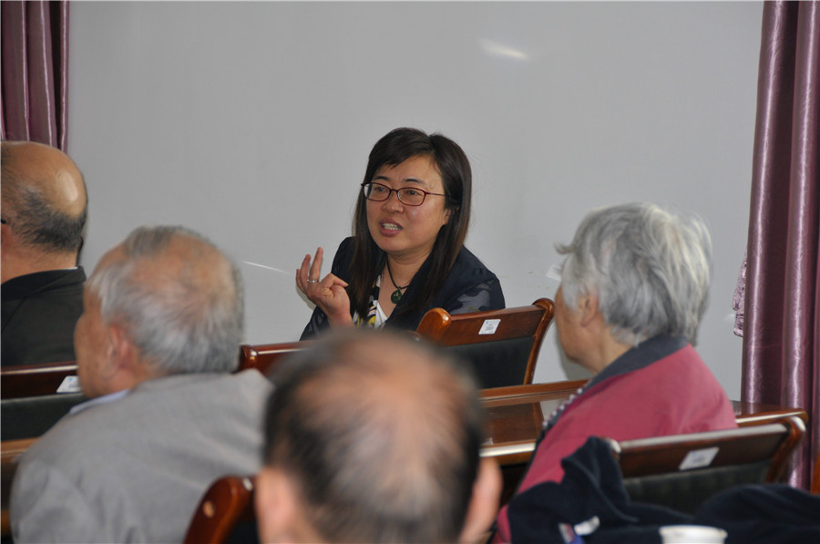 离退休党委书记陈霞雯参加龙山退休第三党支部组织生活会