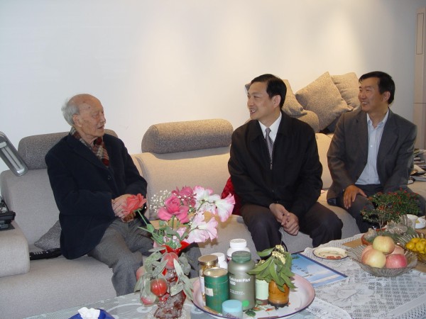 张书记走访看望老同志