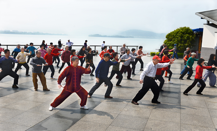 万紫千红春意浓，轻歌曼舞银发欢----校老体协首届“踏青联欢会”圆满进行