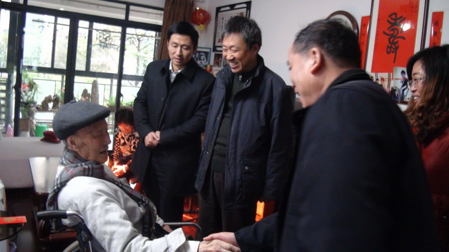校领导走访慰问离退休老同志