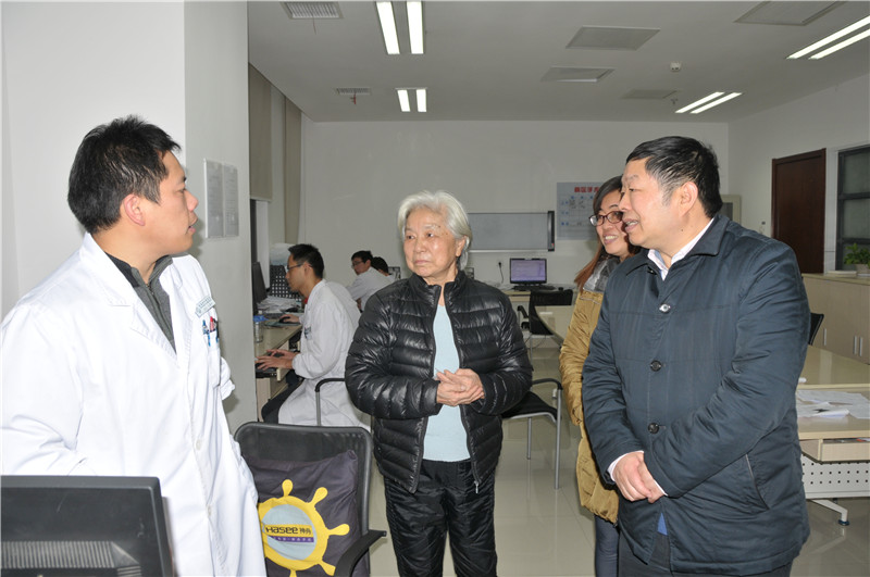 学校领导春节前夕走访慰问老领导、老同志