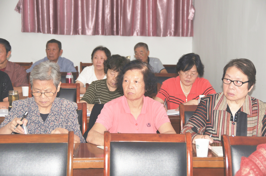 离退休党委举行“两学一做”学习专题会